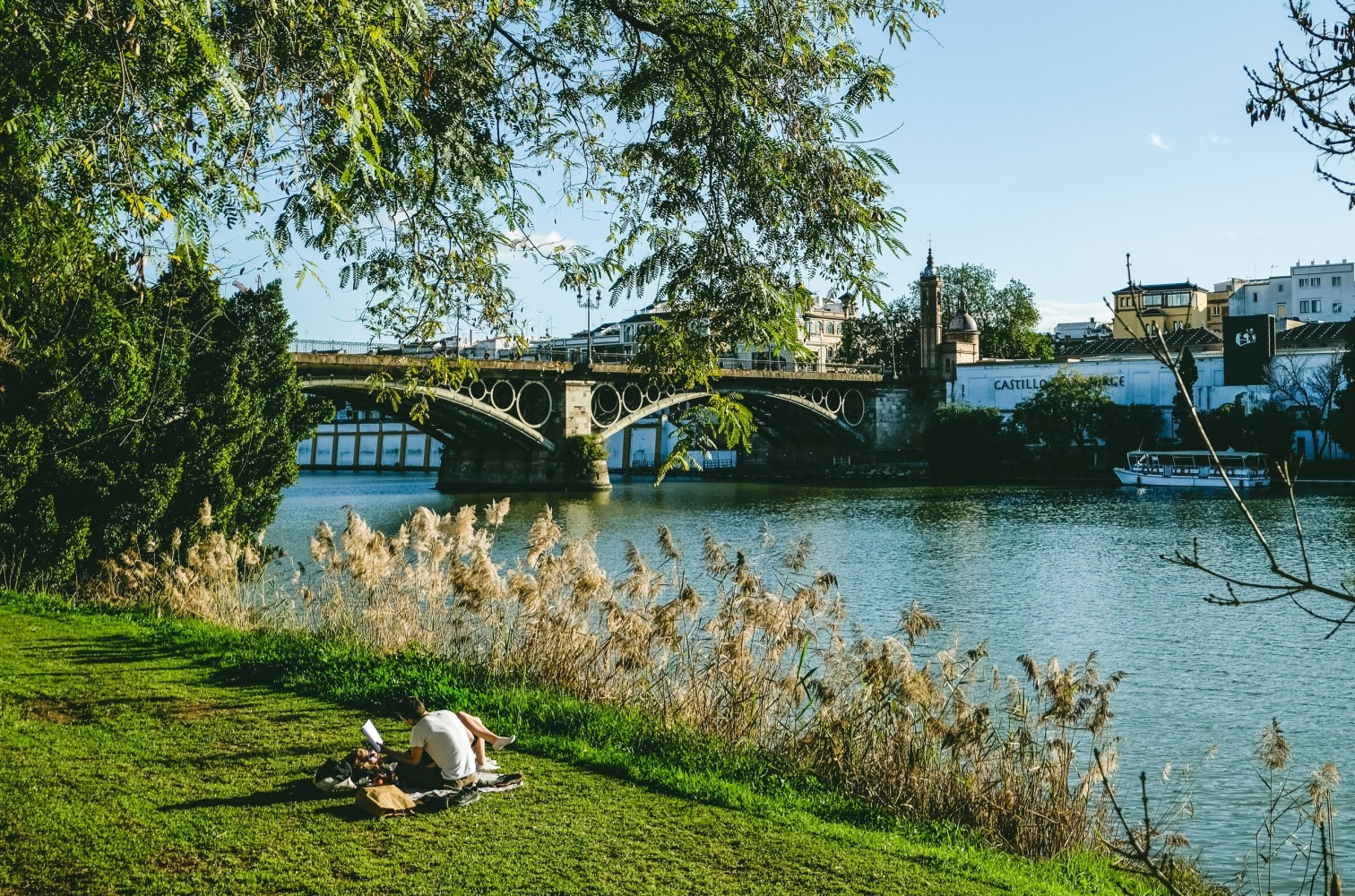 Nice and quiet scene by the Bridge of Triana