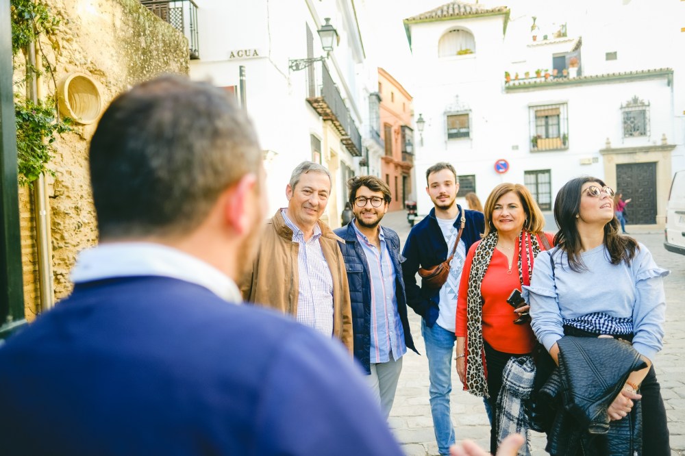Group of people smiling during a visit to Seville Jewish quarter